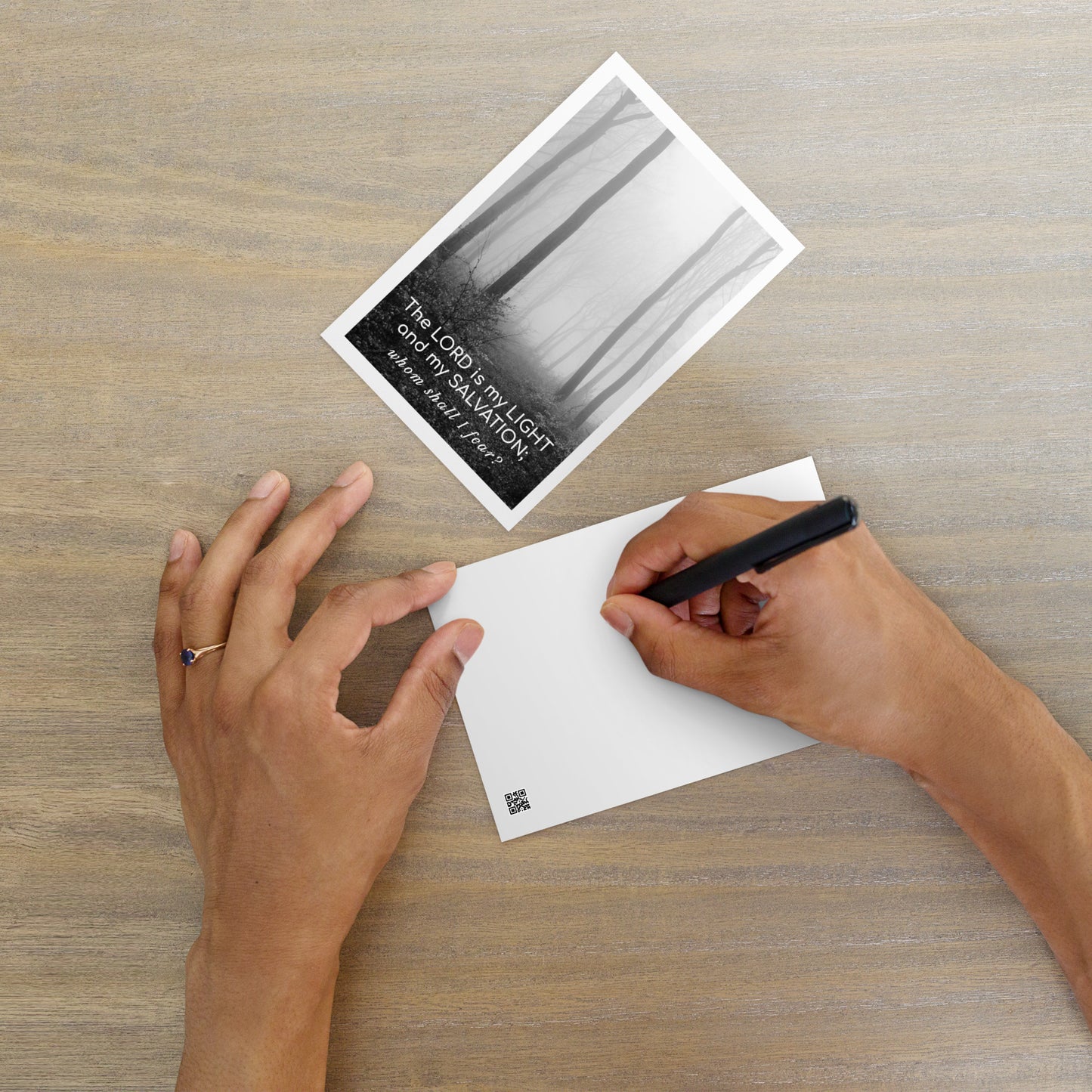 The LORD is my LIGHT - Psalm 27:1 - Postkarte - Nebelwald, Schwarz-Weiß-Foto