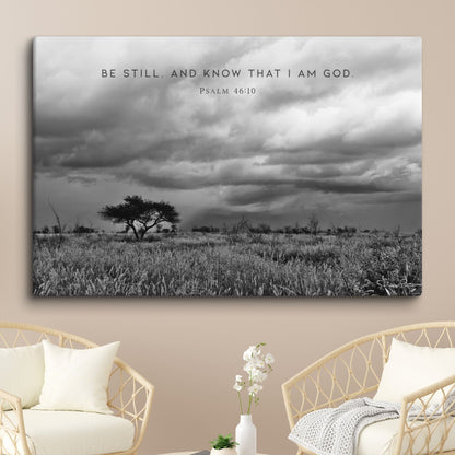 Seid still – Dramatische Wolken über Savanne – Fine Art Leinwand mit Psalm 46:11