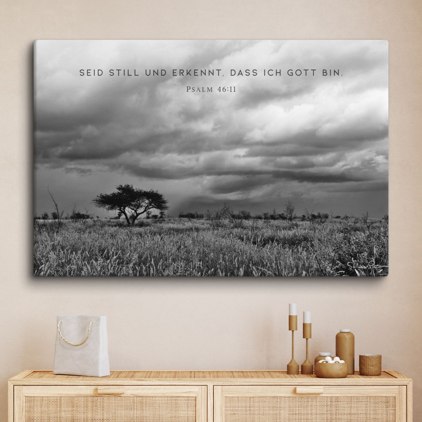 Seid still – Dramatische Wolken über Savanne – Fine Art Leinwand mit Psalm 46:11