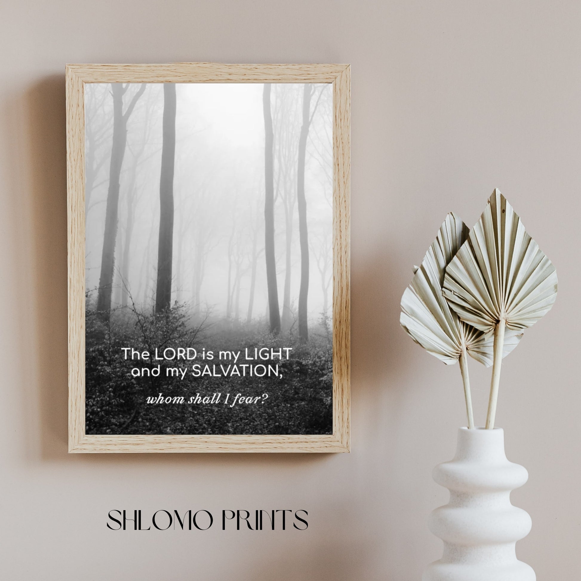 The LORD is my LIGHT | Poster | Schwarz-Weiß-Foto mit Bibelvers - Nebel im Wald